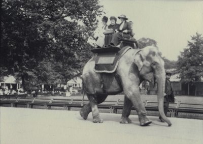 Trois dames transportées sur un éléphant asiatique, dirigé par un gardien, au zoo de Londres, mai 1914 - Frederick William Bond